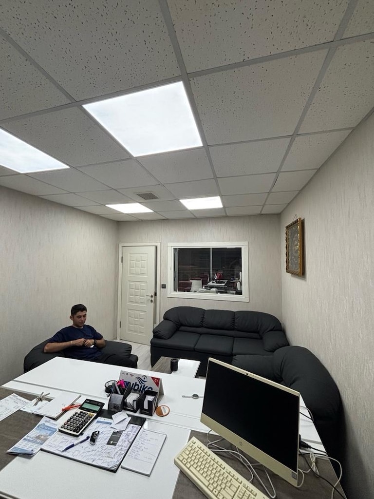 Temiz Kullanılmış Komple Makam Odası / Ofis Mobilya Takımı (Masa, Kolt - 2
