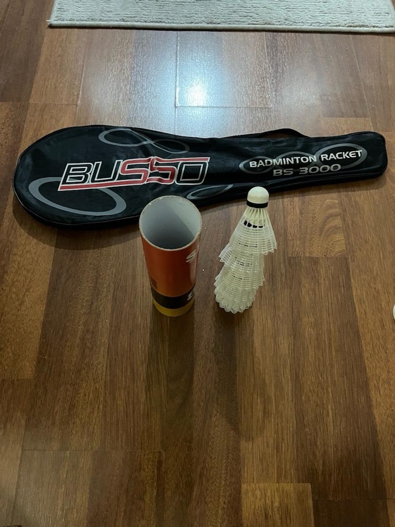 badminton raketi ve 6 tane badminton topu