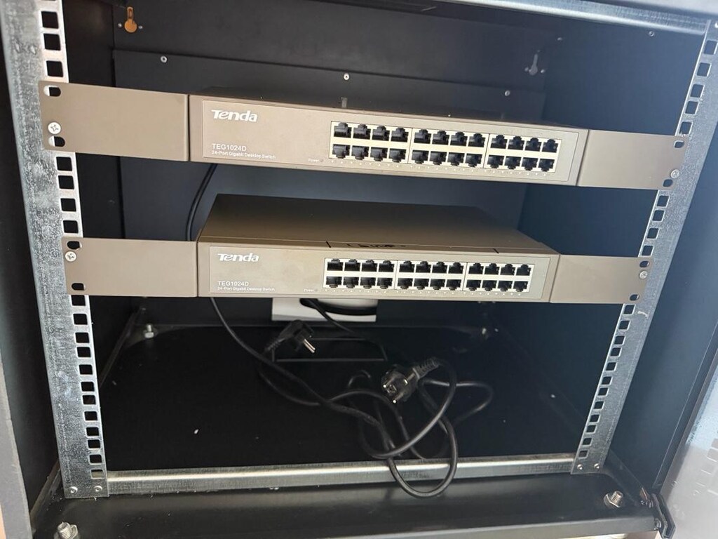 Set Halinde: 2 Adet Tenda 24-Port Gigabit Switch + Cam Kapaklı Tekerle - 2