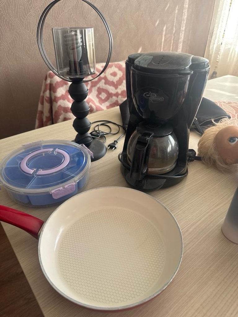 abajur ve kahve makinası