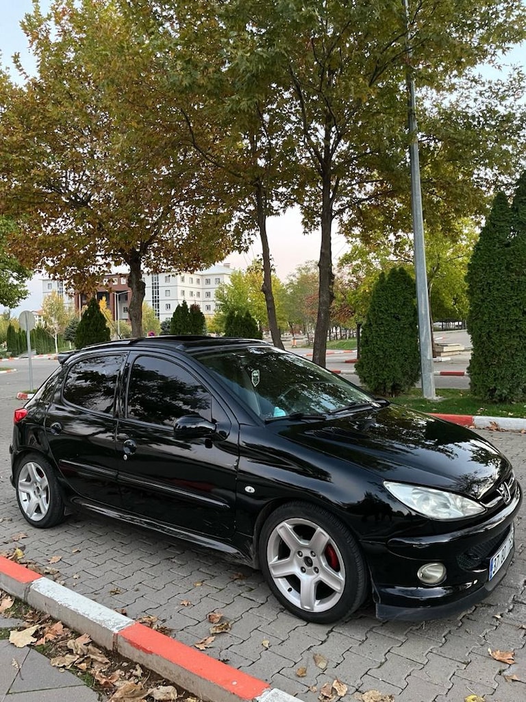 Siyah Hatchback Araba - 5