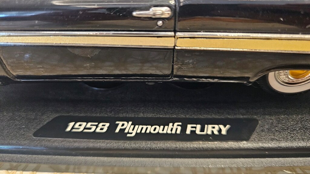 1958 Plymouth Fury Siyah Model Araba – Orijinal Vitrin Ayağıyla 1:18 - 2