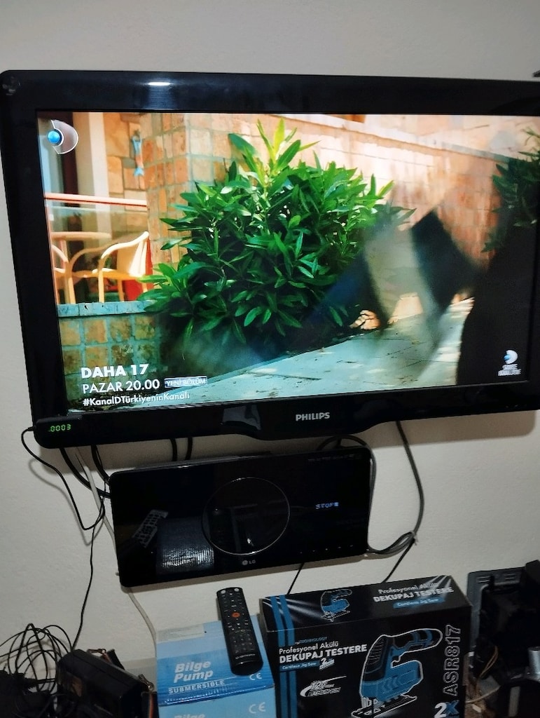 PHİLİPS 32 İNCH LCD TV. ve LG DUVARA ASILAN DVD OYNAT ve ARÇELİK TELVE - 10
