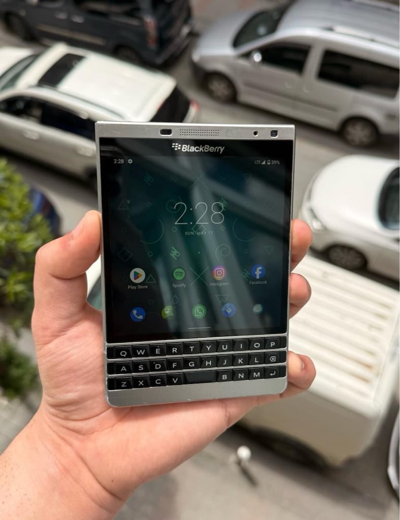 BlackBerry Passport Silver Limited Edition - 4