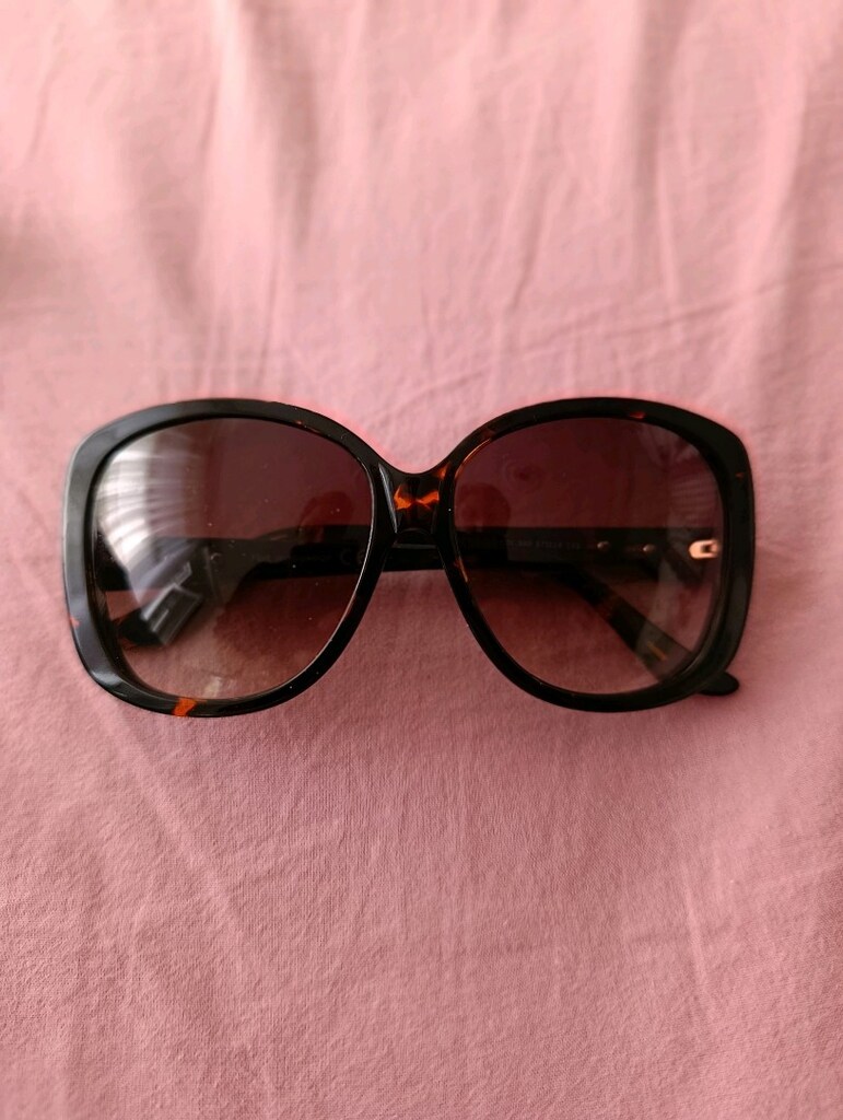 Flirt Eyewear markasına aittir (FLS kodu markanın asetat kemik serisi