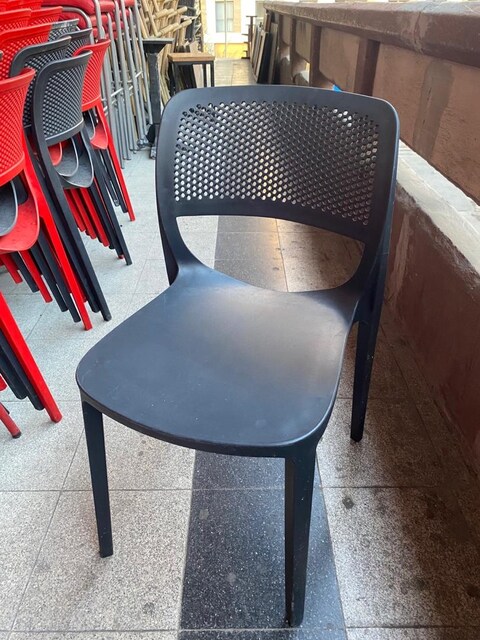 plastik sera sandalye 2.el çok temiz deformesi yoktur