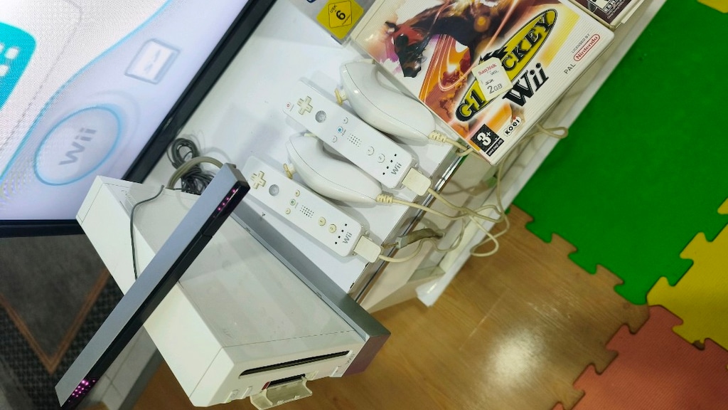 Nintendo Wii (RVL-001) Seti + 2 GB Hafıza Kartı + 2 Kumanda + 6 Oyun - 3