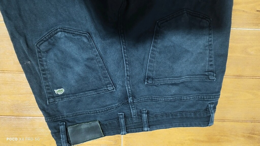 #Lacoste Jeans  pantolon..Solgunluk var ve lekeli..Eni çekilince 43 - 2