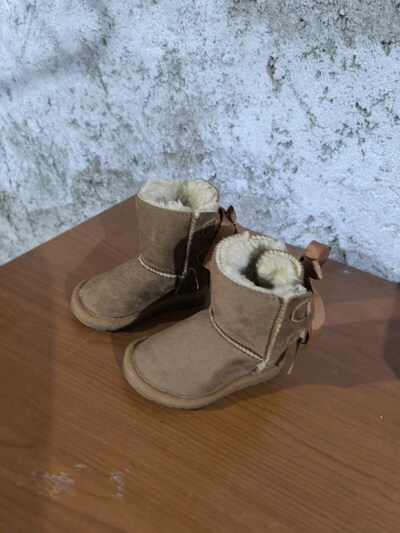 ugg 22 no bot taba