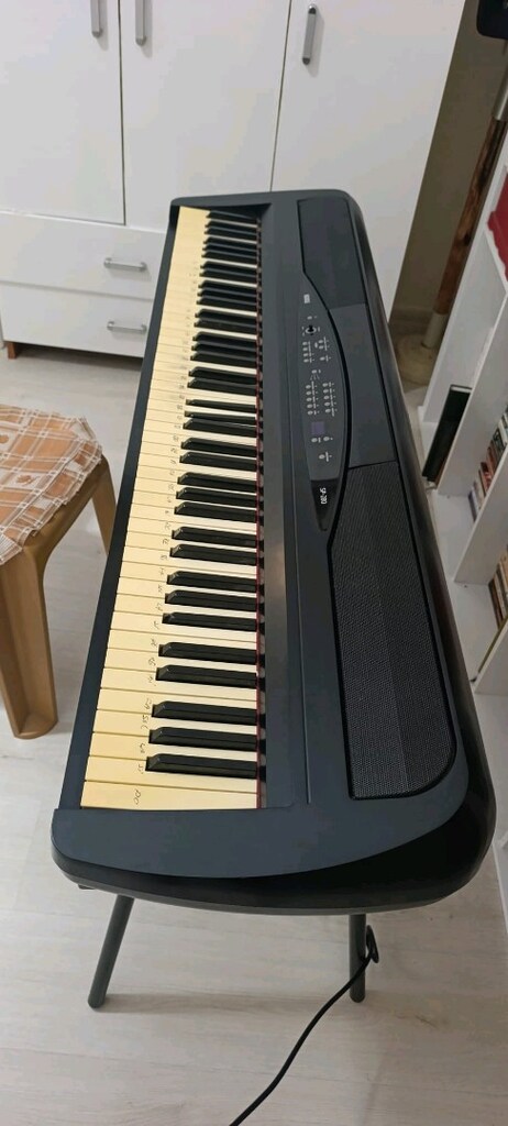 Korg SP-280 dijital piyanodur. - 3