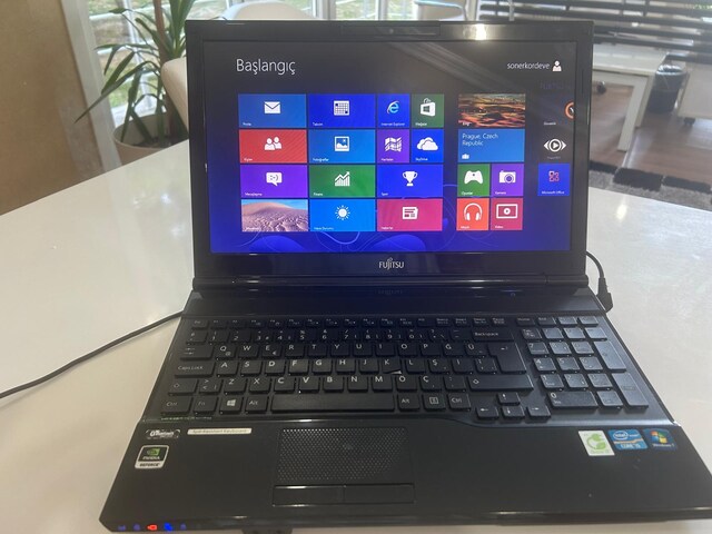 Fujitsu LifeBook AH532/G21
