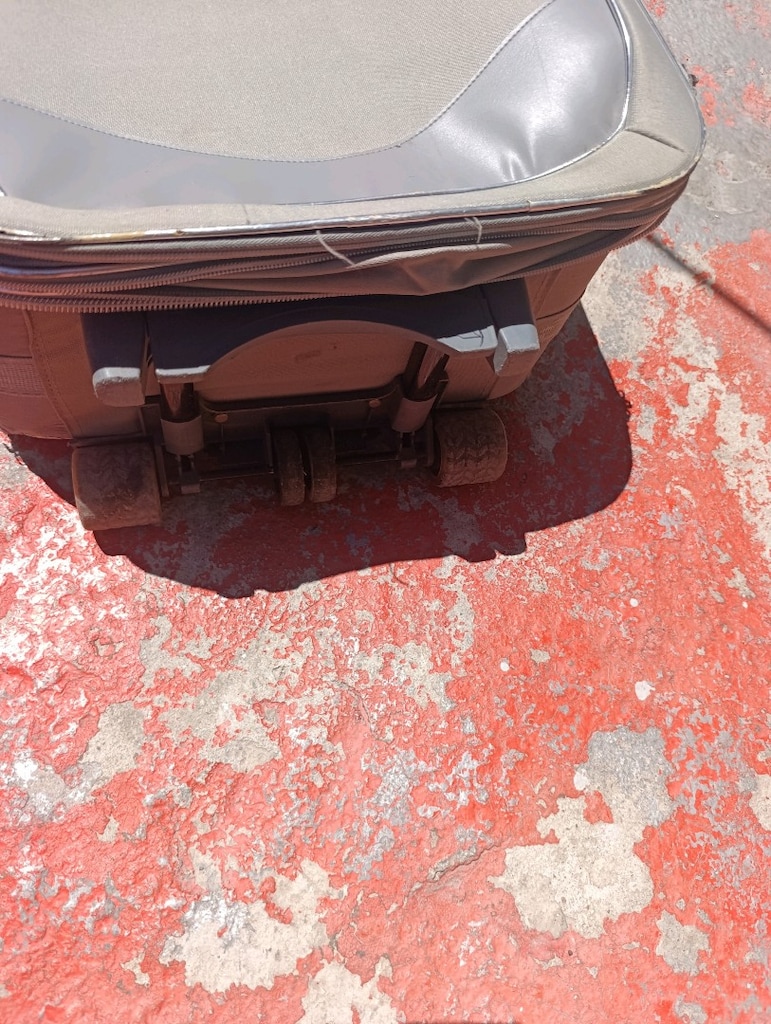 Şehirde Rahatlık Sunan Kompakt Bej Valiz - 15