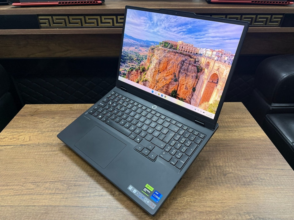 Lenovo Legion 5 15IRX10 i7-13650HX 24GB 1TB RTX5070 15.1" Notebook - 3