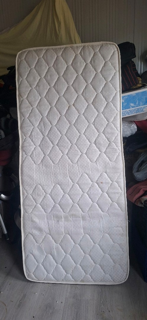çocuk yatagı saglam 1 2 lekesi var silinince keçer - 2