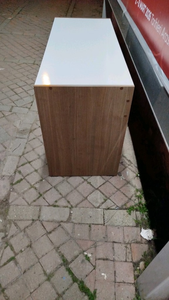sıfır ayarında tertemiz çalışma masası bilgisayar masası