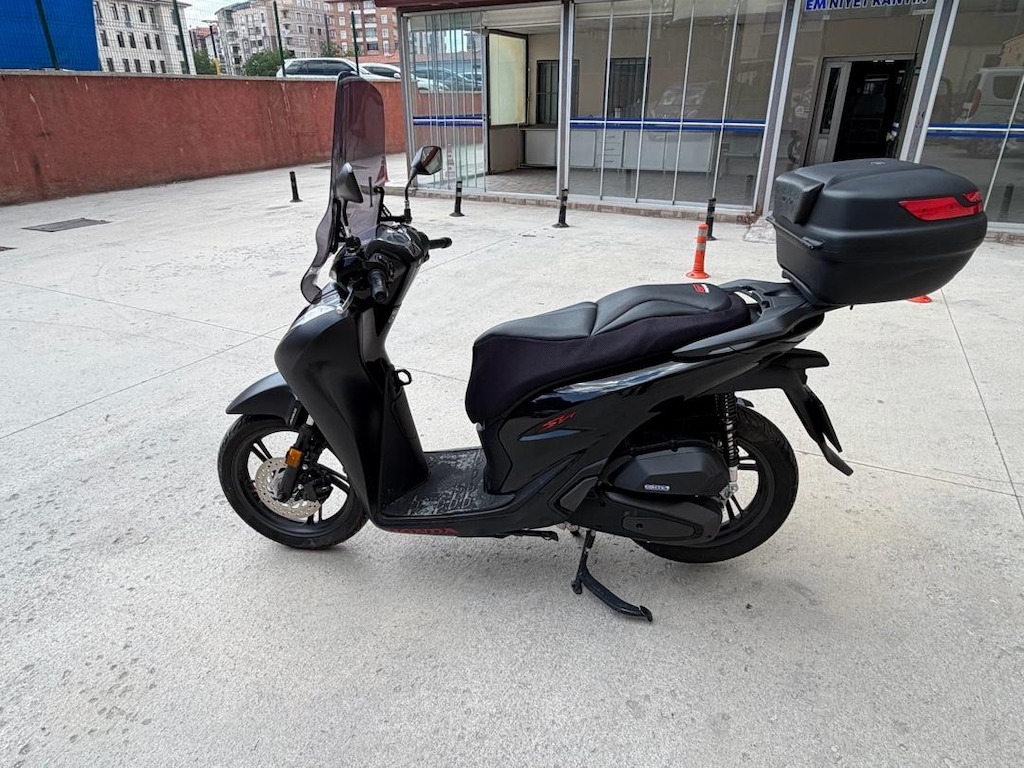 Honda Sh125i - 8