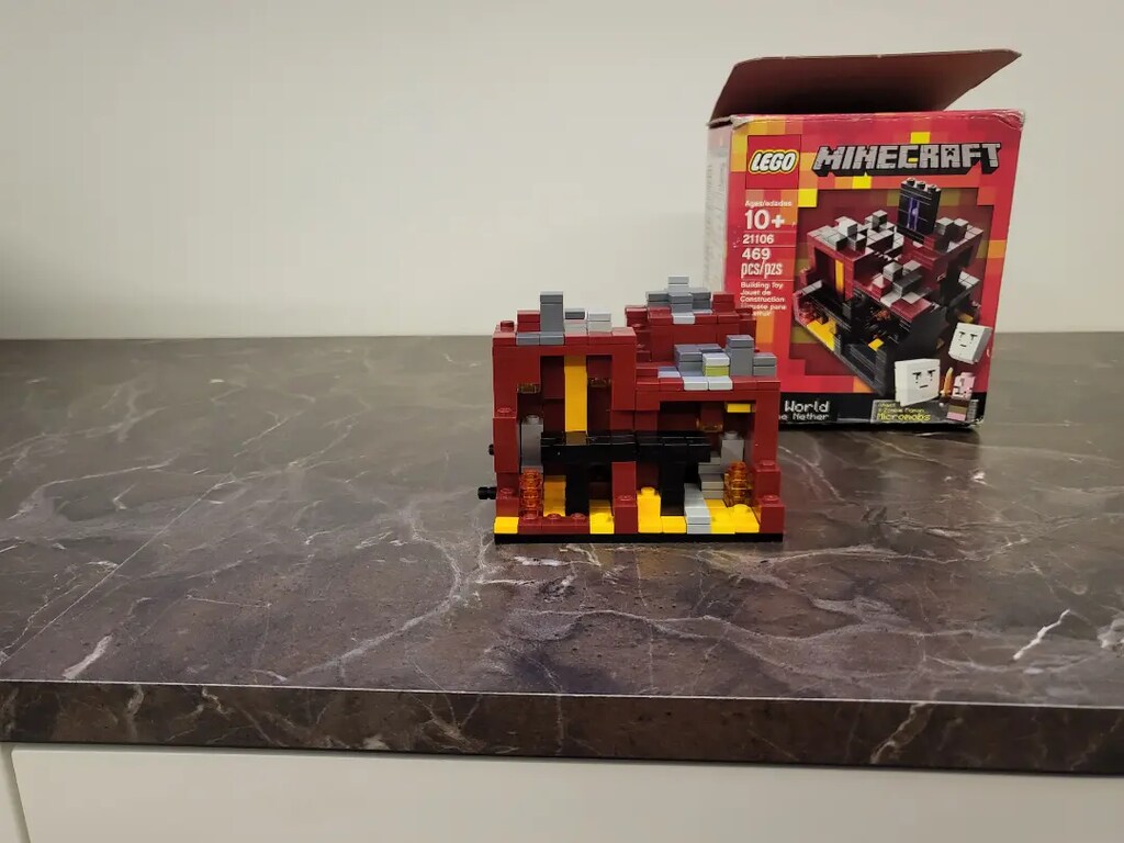 Lego Minecraft 21106 - 3