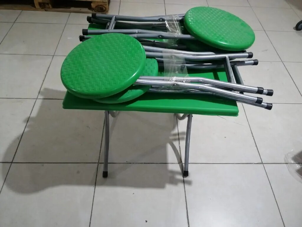 Plastik Masa + 4 tabure - 4