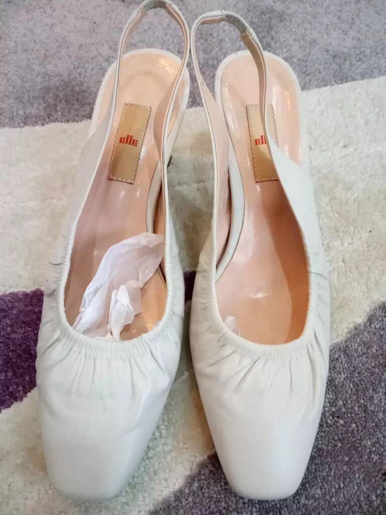 ELLE MARKA. 1 KEZ GİYİLDİ. TAMAMEN DERİ. KREM.BEJ