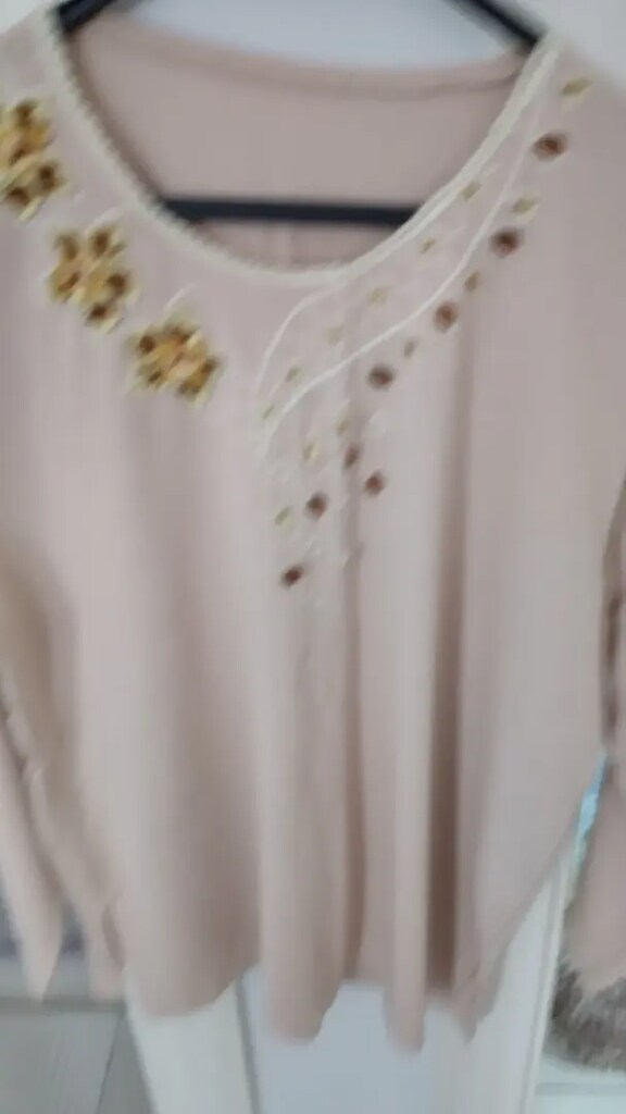 Satılık yakası çiçekli tişört - 4