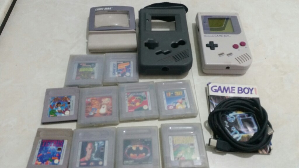 Nintendo Game Boy 1989 Berlin almıştım.
