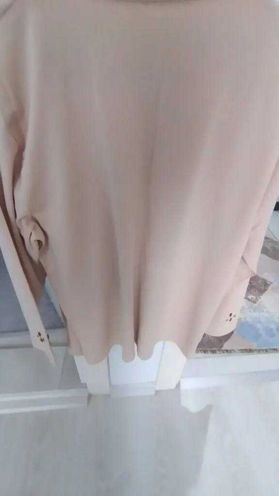Satılık yakası çiçekli tişört - 3