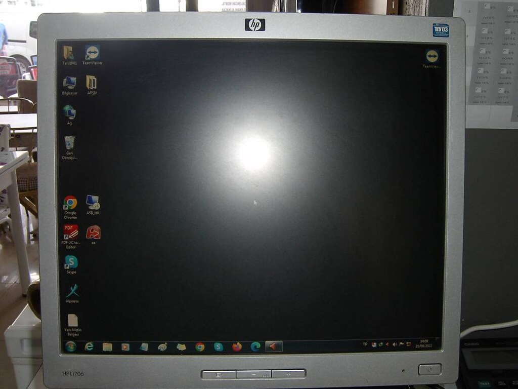 HP 17-Inch LCD Color Monitör CNT71210GF - 2