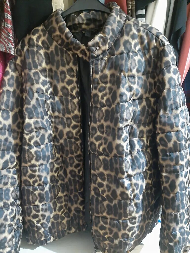 Yurtdışından Kadın kısa leopar mont.