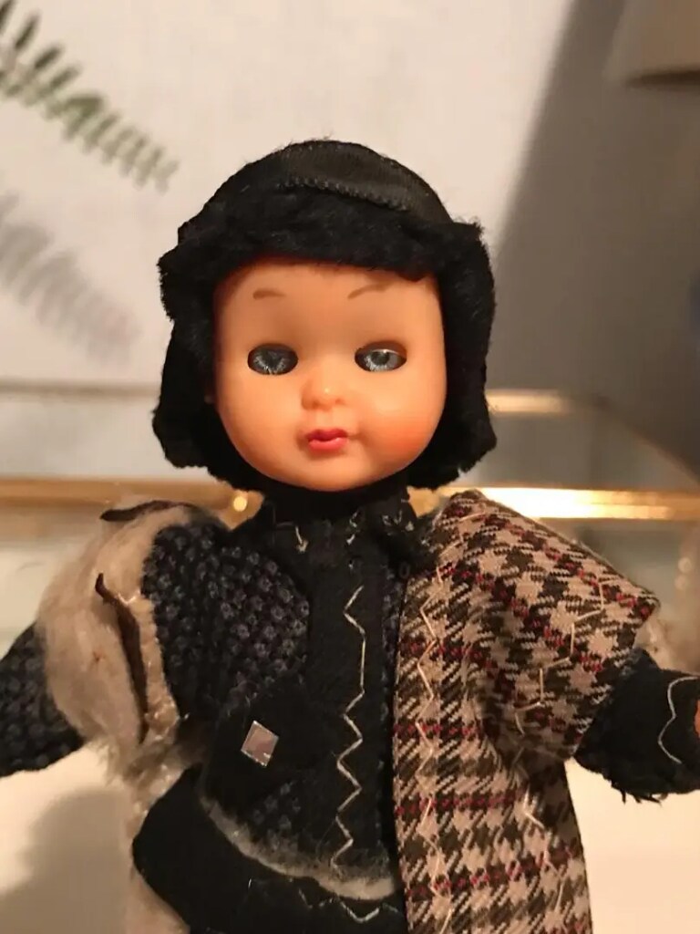 Vintage Uyuyan Mini Bebek & El Yapımı Giysileriyle - 3