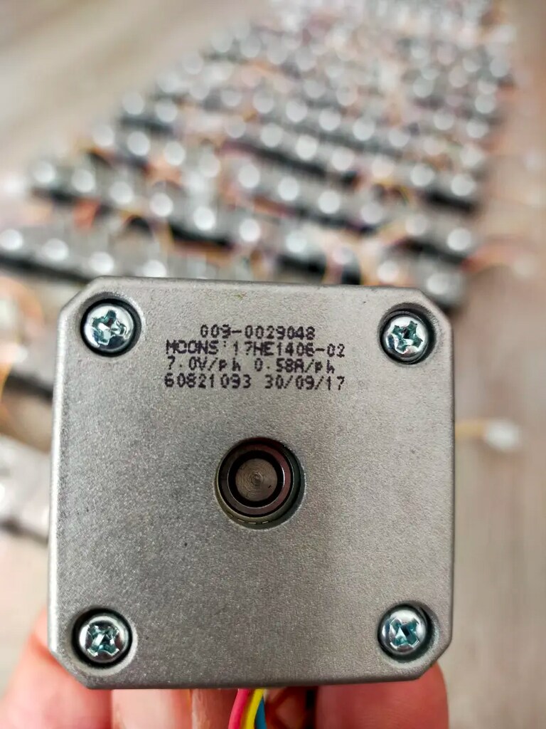 Step motor 009 - 0029048 MOONS 17HE1406-02 elimde çok sayıda vardır. - 9