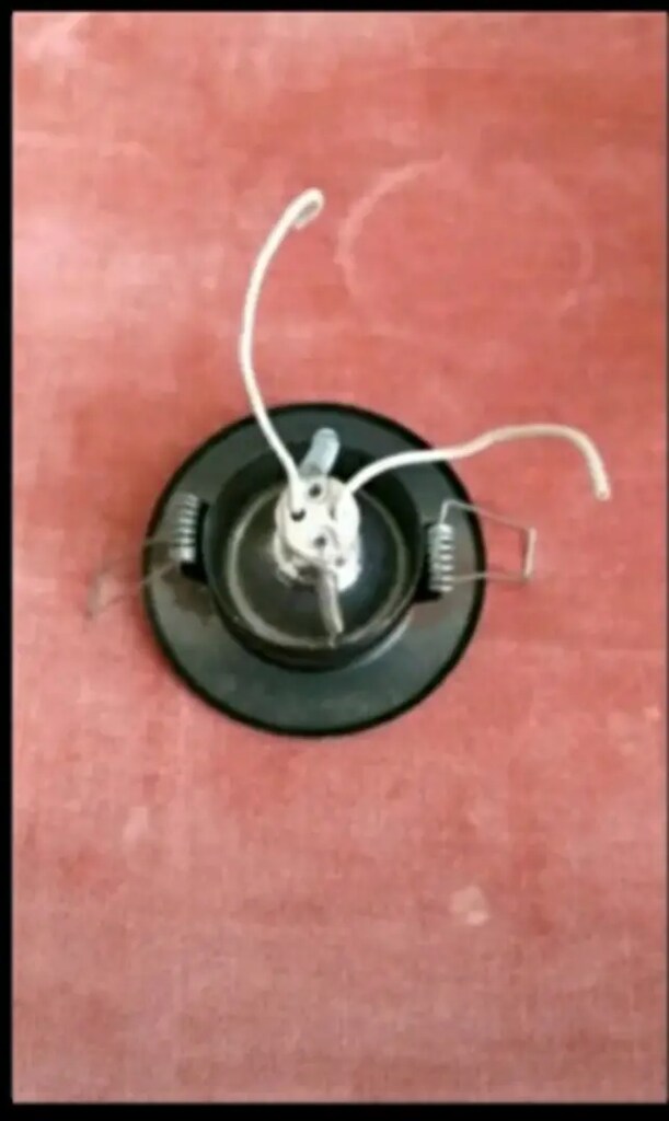 Metal Çerçeveli Hareketli/Döner 12 Volt 50 Watt Ampulü Üzerinde Takılı - 3