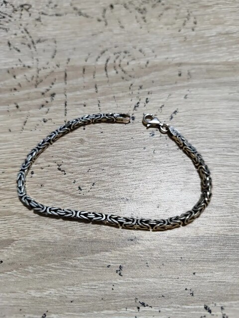 21,5 cm uzunluğunda gümüş bileklik.