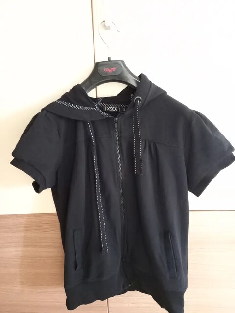 Kısa kollu kapişonlu sweatshirt