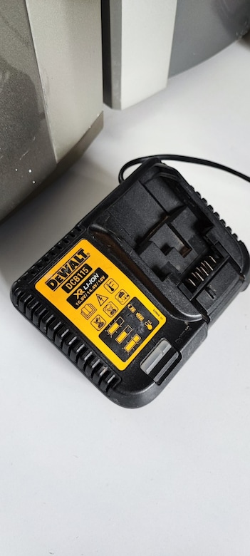 ŞARZ ÜNİTESİ CİHAZI MAKİNESİ ORJİNAL ALMAN DEWALT 18 VOLT V 14 VOLT - 2