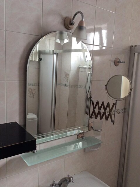 Banyo ayna sı yanındakı büyüteç ayna dıgerleri yok