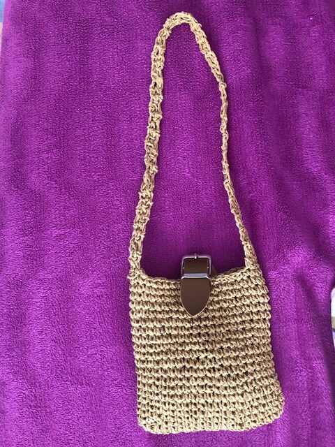 Kağıt iple elle örülmüş 17x17 cm boyutlarında çanta. Fiyatı 450.-tl