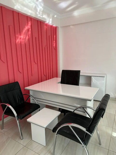 Ofis takımı beyaza siyah eko ofis mobilyasi