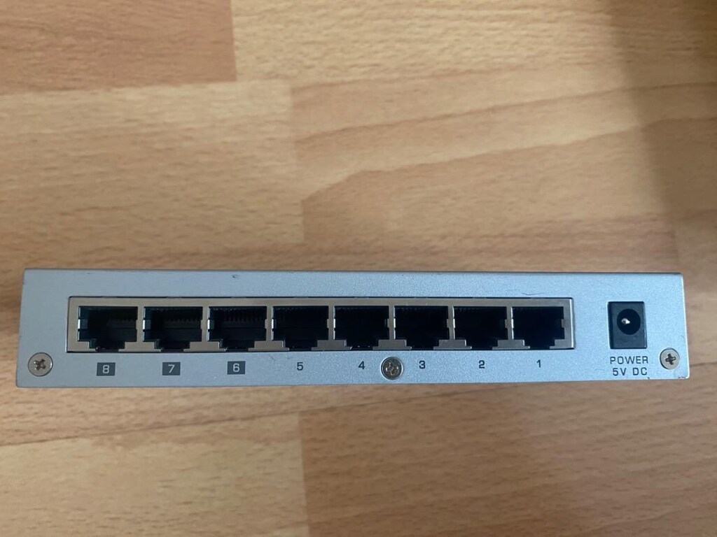 Zyxel desktop Ethernet switch 10/100mhps - 2