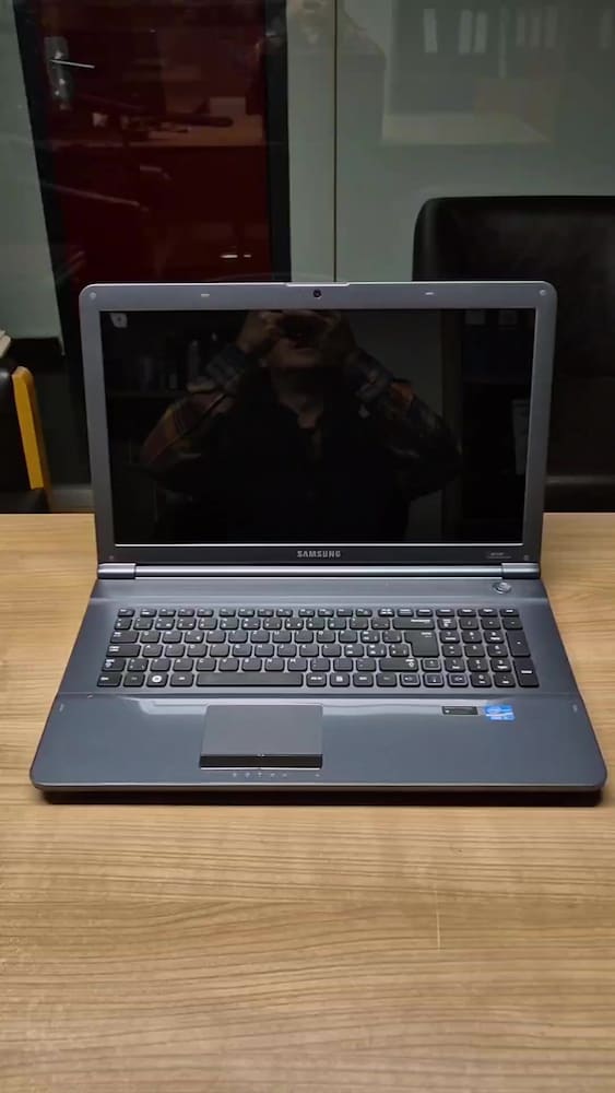 Laptop SAMSUNG i5 İşlemci 17.3 inç Dev Ekran 12GB Ram SSD Pili Sağlam - 2
